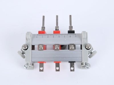 HH2017B單相鋁合金下出線(xiàn)表座（3滑塊-105、125MM-孔距，M8-螺桿）